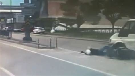 B­u­r­s­a­­d­a­ ­m­o­t­o­s­i­k­l­e­t­ ­i­l­e­ ­m­i­n­i­b­ü­s­ü­n­ ­k­a­z­a­s­ı­